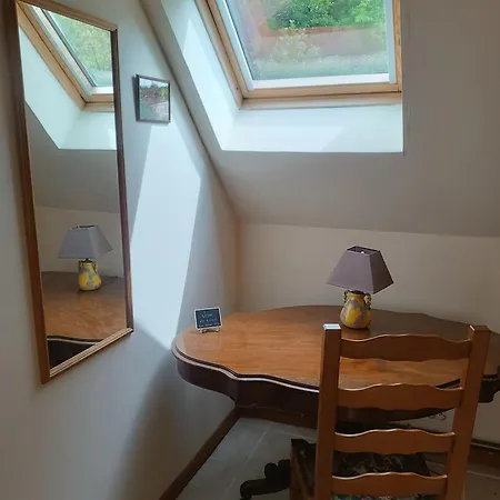 Esquirhall, D'hotes